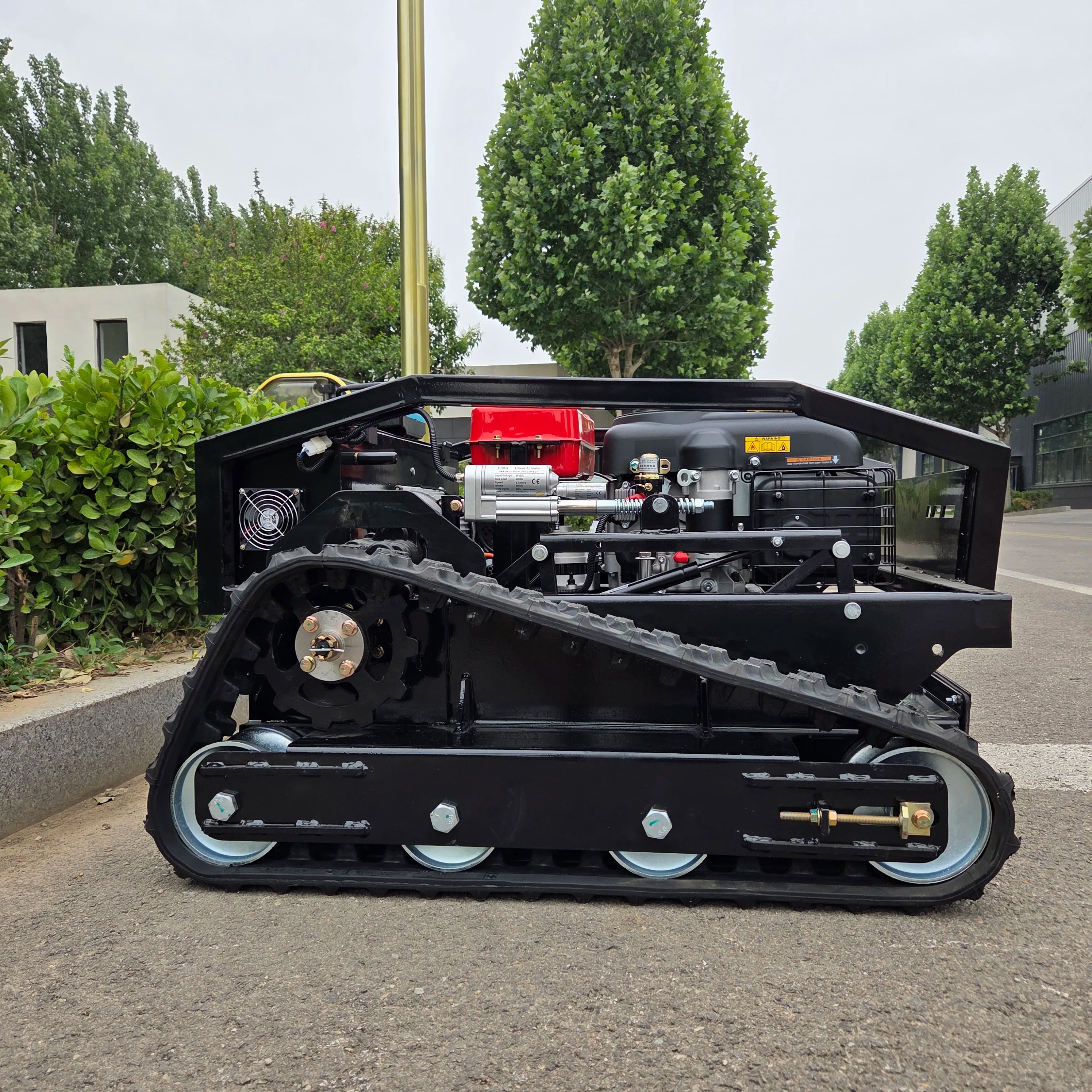 4000㎡/H High-efficiency intelligent remote control lawn mower is easy to operate and can easily cope with complex terrain
